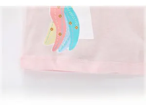 Dettaglio macro dell'orlo della maglietta rosa da bambina con cuciture arcobaleno colorate