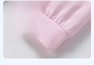 Détail des manches rayées roses avec poignets côtelés d'une robe en coton pour fille