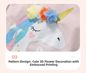 Vue détaillée du t-shirt rose en coton avec motif licorne et fleurs 3D en tissu