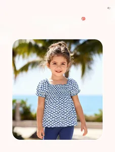 Détail du haut en coton pour filles avec imprimé fleuri et manches bouffantes