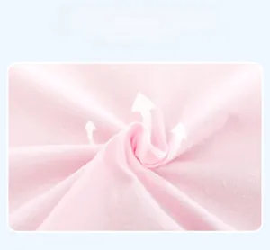 Gros plan du tissu en coton rose montrant la texture respirante pour robe enfant