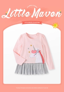 Broderie détaillée d'une licorne sur une robe rose à manches longues et jupe argentée