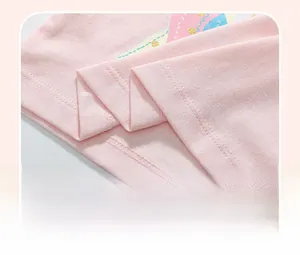 Gros plan sur l'ourlet du t-shirt en coton rose avec couture plate à double aiguille