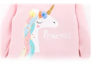 Dettaglio di maglia rosa da bambina con unicorno bianco e scritta ricamata Princess