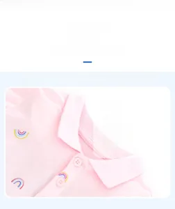 Gros plan sur une robe polo rose en coton pour filles avec arc-en-ciel et col boutonné