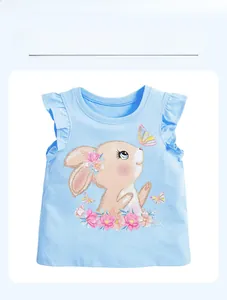 Détail du t-shirt sans manches en coton bleu clair avec manches volantées et lapin