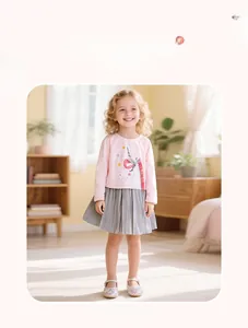 Vue détaillée d'une robe fillette avec haut licorne rose et jupe plissée grise élégante