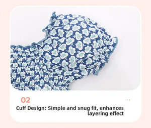 Détail de la manchette élastique froncée sur un t-shirt en coton fleuri fille