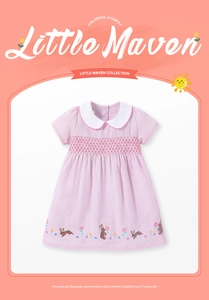 Détail de la robe rose smockée avec broderie de lapin et col claudine blanc