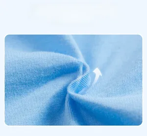 Gros plan sur la texture du tricot en coton bleu clair doux pour t-shirt enfant