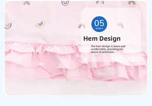 Détail de robe en coton pour fille avec imprimé arc-en-ciel et ourlet à volants