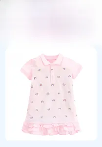Détails de la robe polo rose pour filles avec motif arc-en-ciel et ourlet volanté