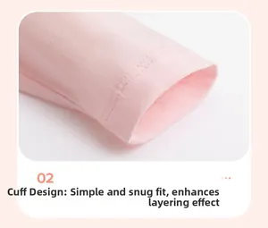 Gros plan du revers de manche rose sur une robe en maille de coton pour fille
