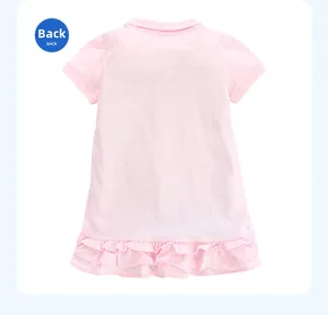 Vue arrière d'une robe polo rose en coton pour filles avec des détails volantés