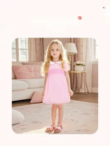 Détail d'une robe rose pour fille en coton avec smocks et broderie de lapin
