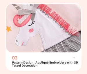 Détail de la broderie licorne avec glands sur la robe à manches longues rose pour filles