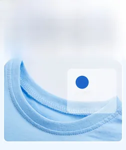 Gros plan du col rond et des coutures en coton doux sur un t-shirt bleu clair pour enfant
