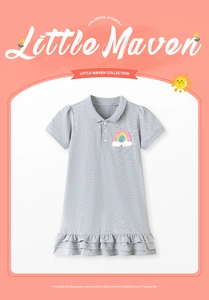 Détail d'une robe polo grise en coton avec broderie arc-en-ciel et ourlet à volants