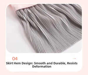 Vue détaillée de la taille en maille rose et de la jupe plissée en satin argenté couture