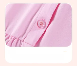 Dettaglio vestito rosa per neonata in cotone con chiusura a bottone e delicata pieghettatura