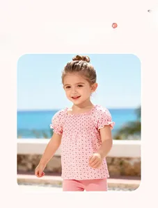 Détail de t-shirt d'été rose fleuri pour fille avec manches bouffantes et coton texturé