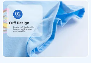 Détail de l'imprimé papillon sur un t-shirt bleu clair pour filles avec manches volantées