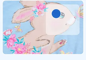 Détail de l'imprimé lapin mignon avec fleurs et papillons sur t-shirt en coton bleu clair