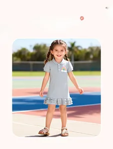 Robe polo fille en coton gris avec écusson arc-en-ciel et ourlet à volants extérieur