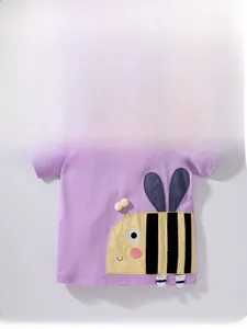 Gros plan sur l'imprimé abeille mignonne sur un t-shirt en coton violet pour petites filles