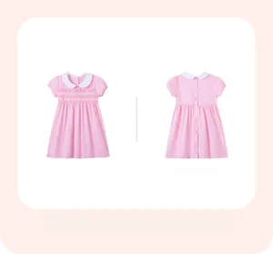 Abito rosa in cotone per bambina con colletto Peter Pan bianco e fiori ricamati