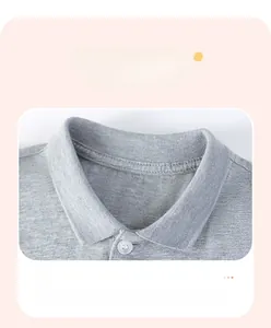 Détail du col d'une robe polo en coton gris avec maille plate et bouton semi-transparent