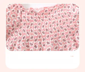 Détails de t-shirt rose pour enfant montrant le smock et les motifs floraux