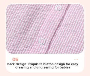 Détail du dos d'une robe bébé en seersucker à rayures roses avec fermeture à boutons
