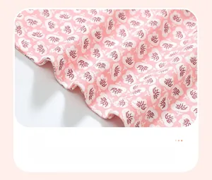 Détail de l'ourlet du t-shirt rose à fleurs en coton montrant des coutures de qualité