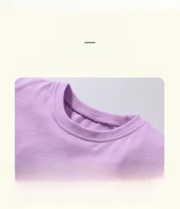 Détail du col en coton violet et des coutures précises sur un T-shirt pour fille