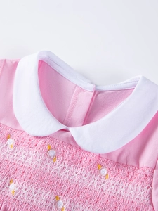 Abito rosa in cotone per bambine con colletto Peter Pan bianco e dettagli a punto smock