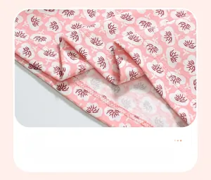 Gros plan sur le tissu en coton rose fleuri montrant les détails de couture soignés