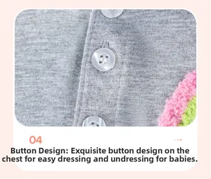 Détail des boutons blancs et de la broderie colorée sur la robe de bébé