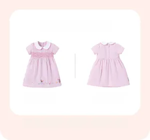 Vues avant et arrière détaillées d'une robe vichy rose pour fille avec broderie smockée