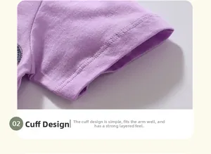Vue détaillée de la couture double aiguille sur le poignet du t-shirt en coton violet