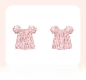 Vue détaillée avant et arrière du t-shirt rose en coton pour fille avec motifs floraux