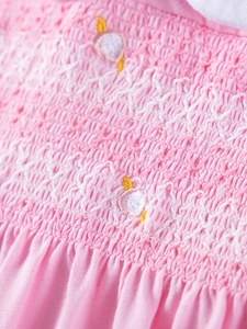 Abito in cotone rosa per bambina con dettagli smock e ricamo di pesca sul petto