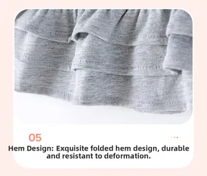 Vue détaillée de la robe en coton gris montrant l'ourlet à trois volants et les coutures