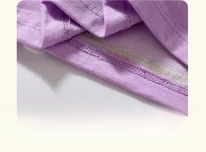 Vue détaillée de la double couture lisse sur l'ourlet d'un t-shirt en coton lilas