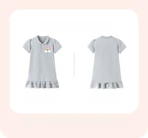 Détail de la robe polo grise en coton pour fille avec broderie arc-en-ciel et volants
