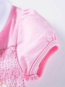 Abito bimba in cotone rosa con colletto Peter Pan bianco e dettagli ricamati punto smock