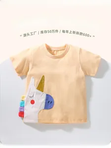 Détail du t-shirt enfant en coton jaune avec broderie licorne et rubans arc-en-ciel latérux