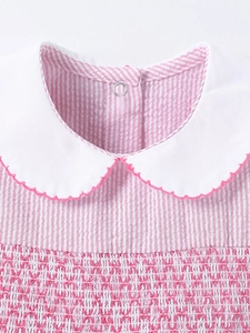 Robe fille à rayures roses avec col Claudine et détails smockés élégants