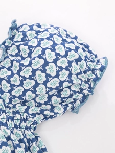 T-shirt d'été en coton pour filles avec motif floral bleu et détails à volants
