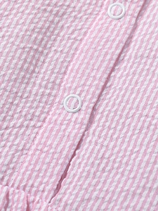 Robe de fille à rayures rose et blanc en seersucker avec manches courtes et boutons